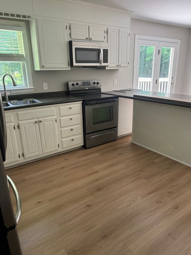 Building Photo - 3 BR 1 BA near Onslow Pines Park