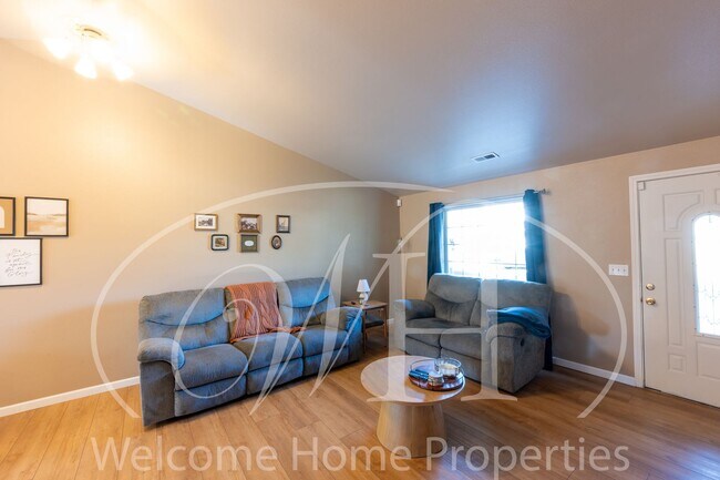 Foto del edificio - Conveniently Located 3 Bedroom Home with Fenced Yard & 2 Car Garage