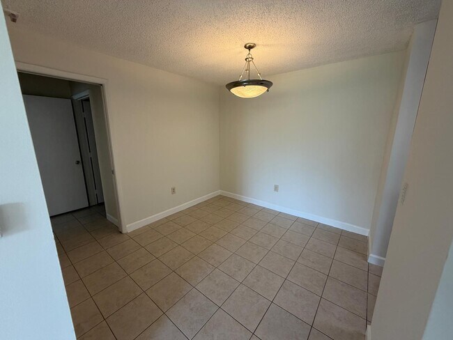 Foto del edificio - 1743 Village Blvd