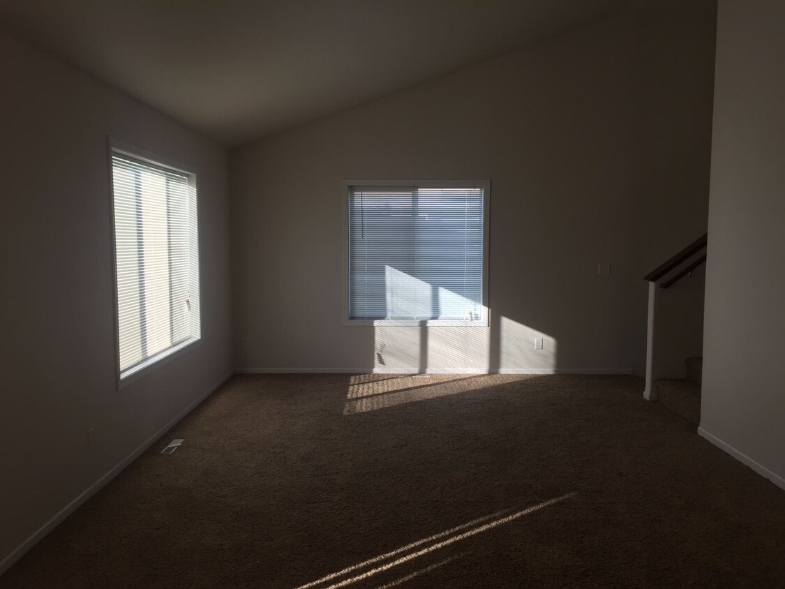 Building Photo - 3 Bed 3 Bath Single Family Home