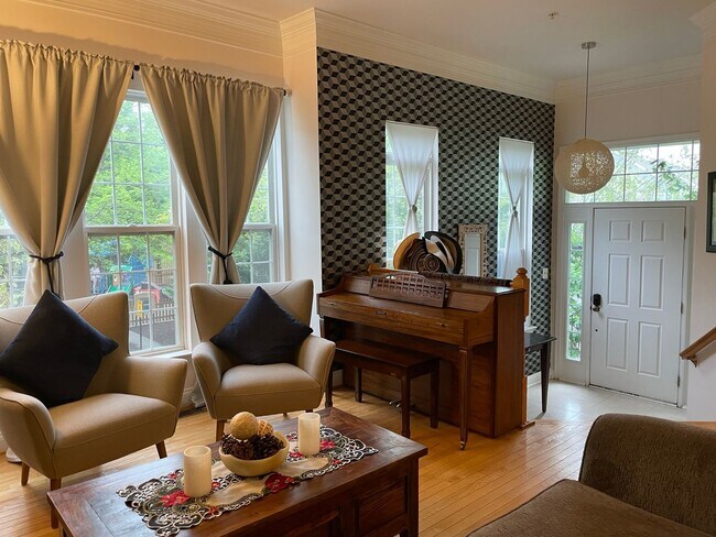 Foto del edificio - Three Bedroom Townhouse on Eisenhower Aven...
