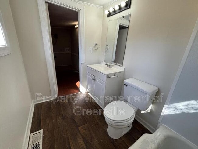 Photo - 1 W 6th St House