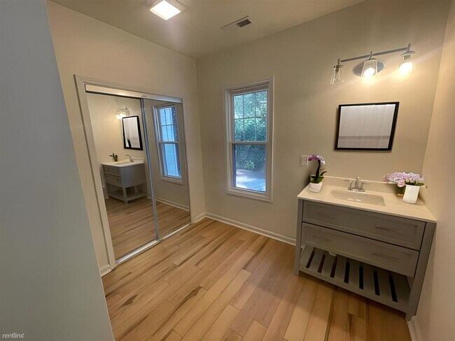 Foto del edificio - 2 br, 2 bath Duplex - 1809 Chestnut Avenue...