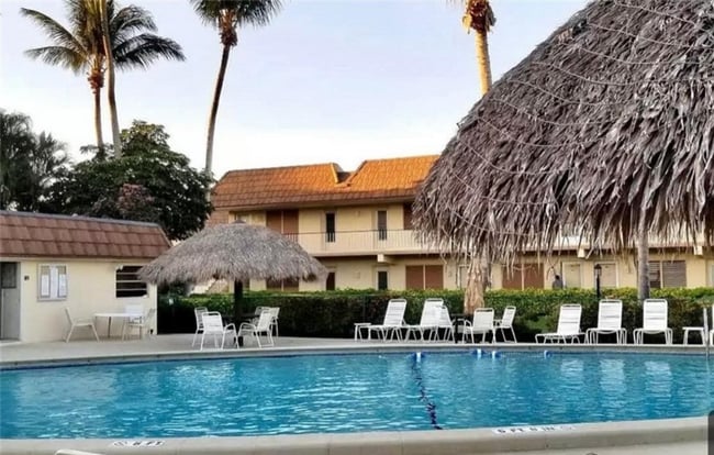 Foto del edificio - 240 N Collier Blvd