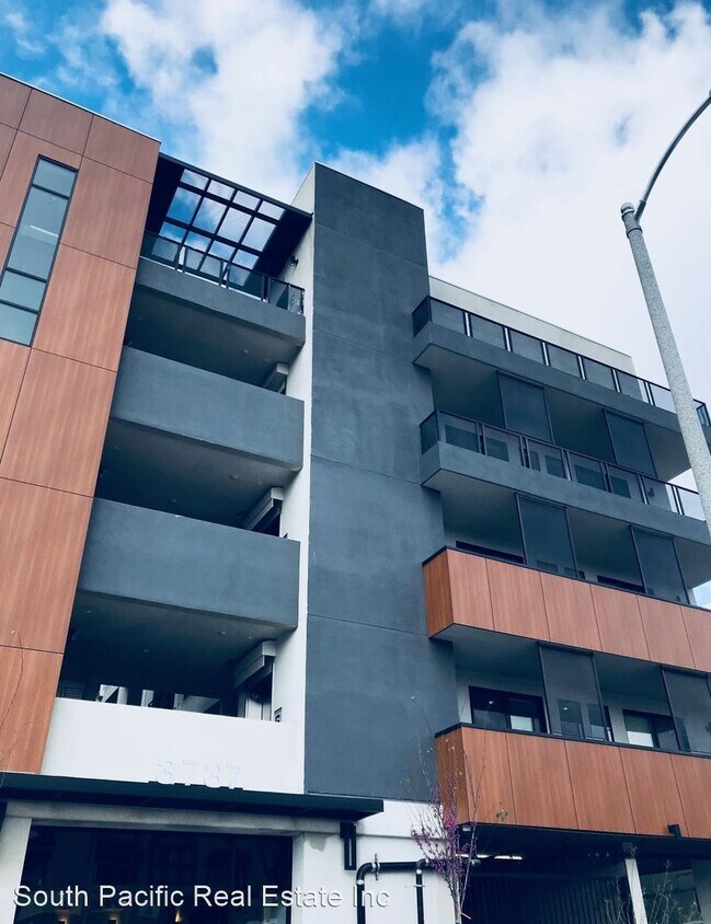 Building Photo - 3737 S Bentley Ave