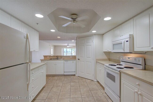 Building Photo - 8921 Lake Dr
