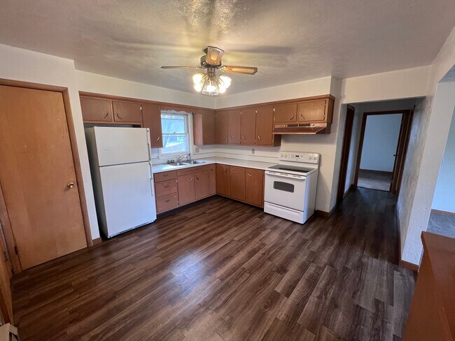Kitchen - 781 Thompson St