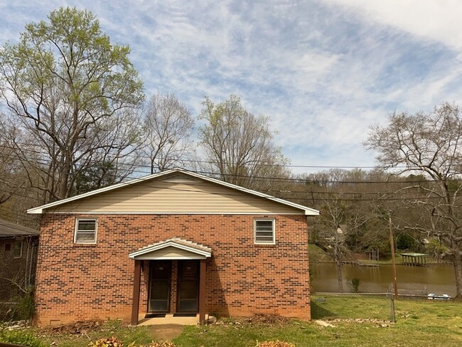 Building Photo - Broadway Lake Townhouse Style Apartment