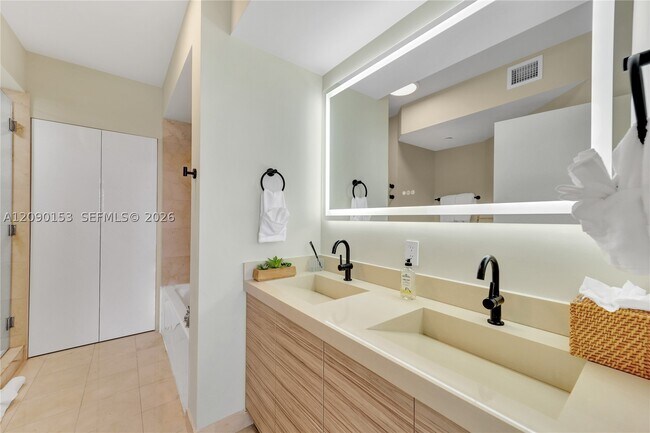 Foto del edificio - 6365 Collins Ave