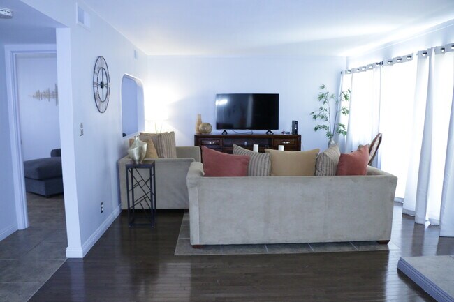 Building Photo - 2604 Capistrano Ave
