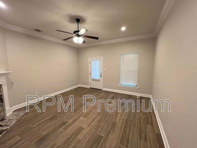 Foto del edificio - 6212 Lake Edge Dr