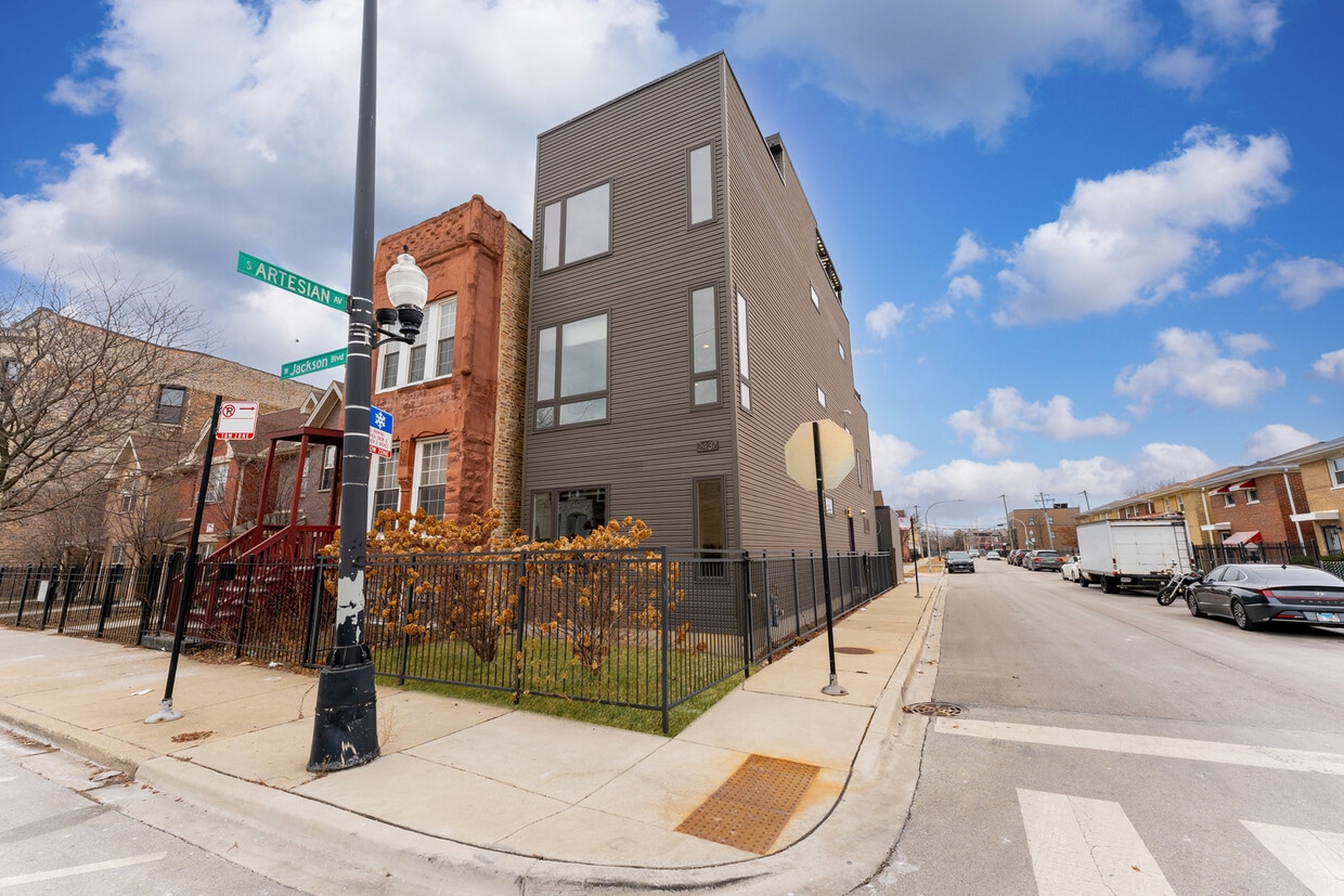 Primary Photo - 2437 W Jackson Blvd