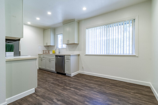 Building Photo - 465 Calderon Ave