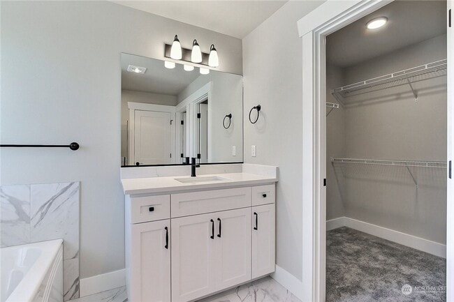 Foto del edificio - Spanaway Beautiful & Spacious Home! Apply ...
