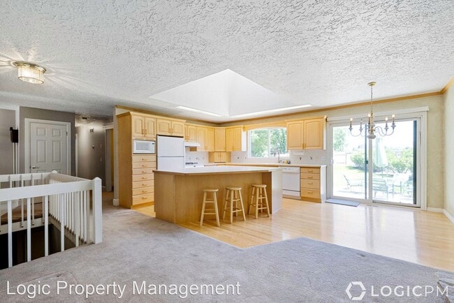 Building Photo - 5 br, 3 bath House - 1585 E. Granada Drive