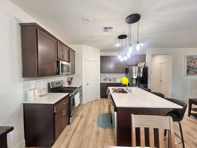 Foto del edificio - Beautiful 4 Bedroom, 2 Bath Home with Sola...