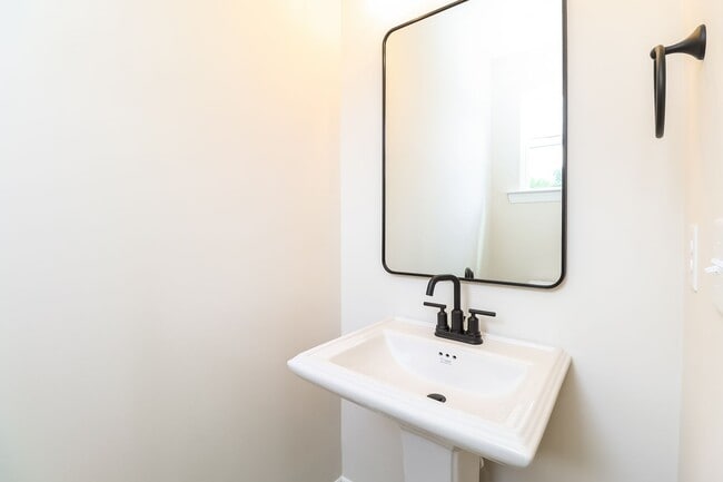 Building Photo - 3-Bedroom, 3.5 Bath Townhome for Rent in Charlotte, NC | Attached Garage & Modern Kitchen
