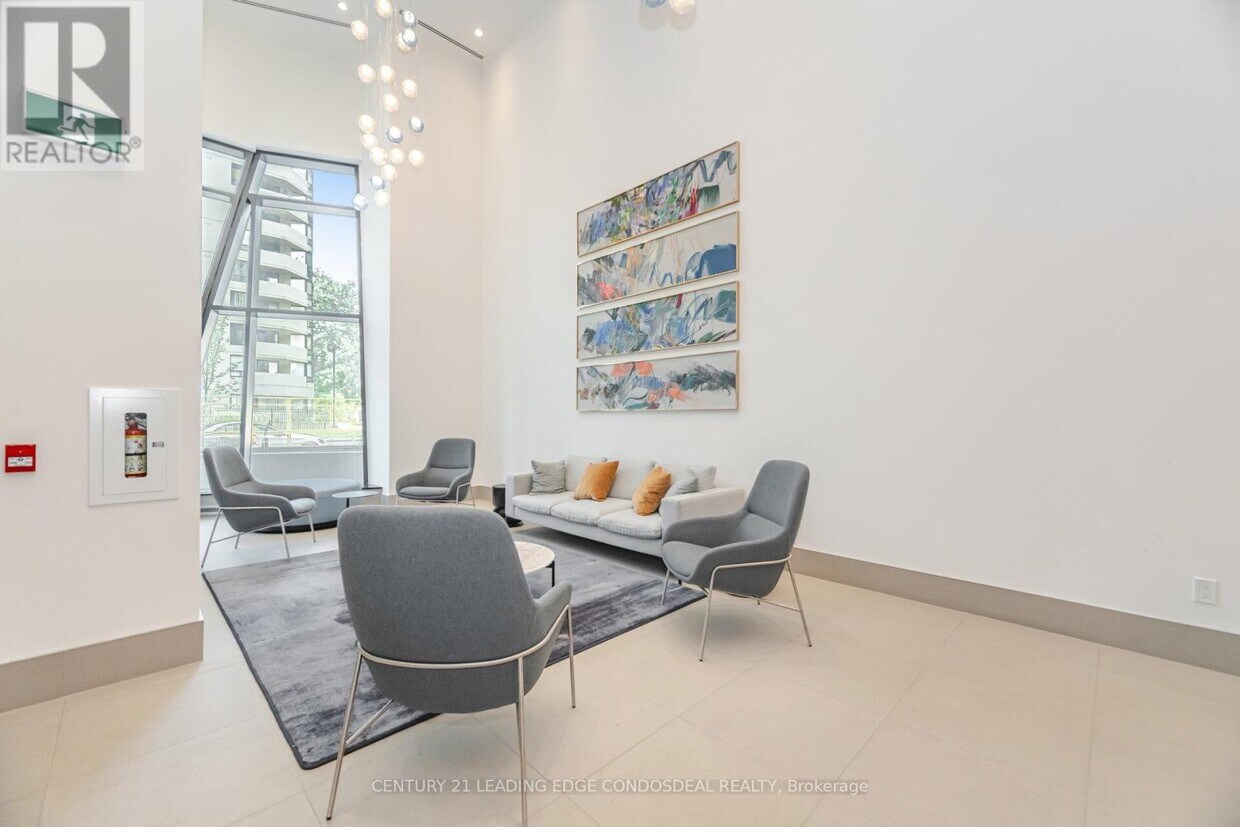 Photo principale - 430-4430 Square One Dr