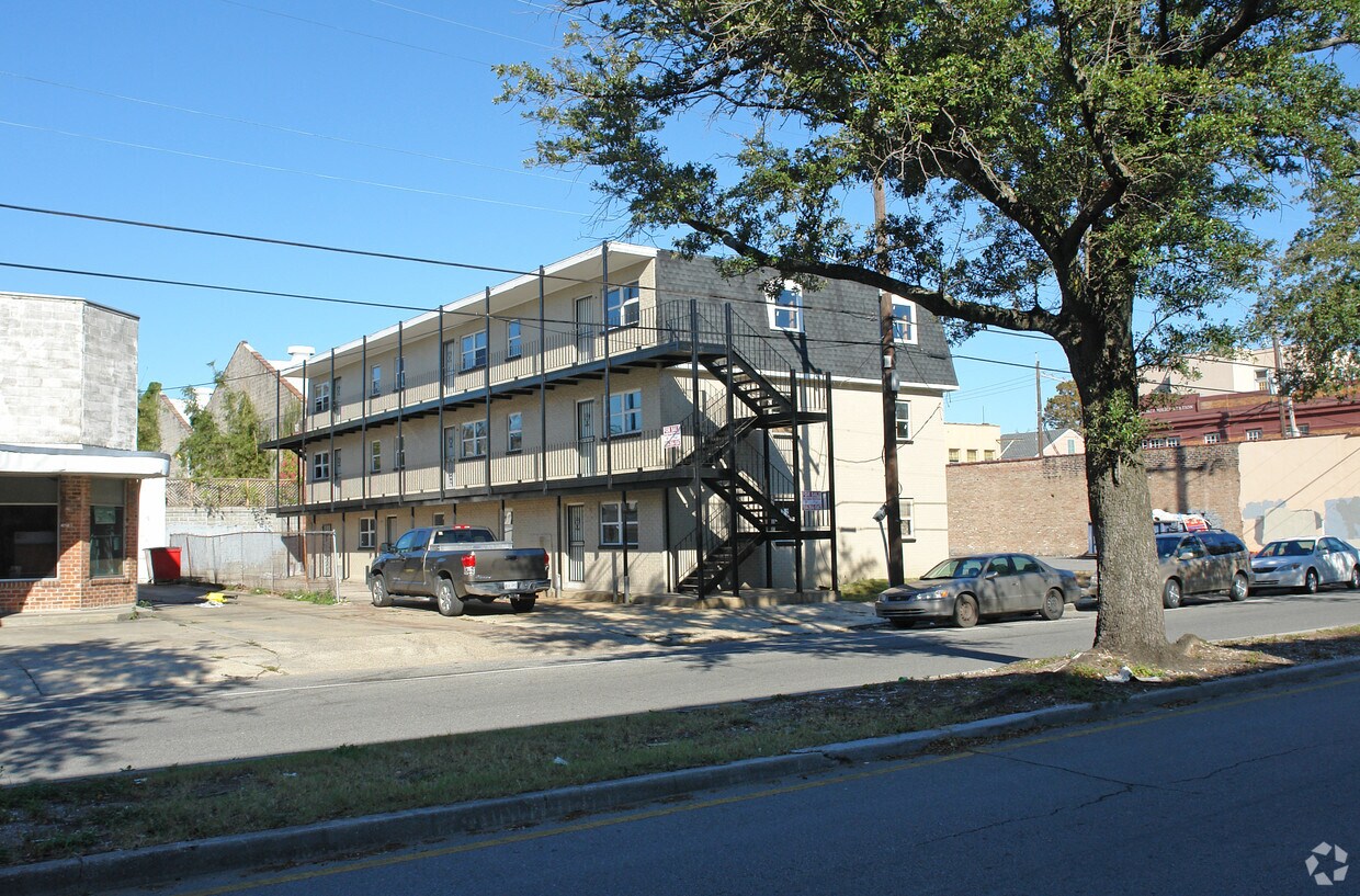 Primary Photo - 1417 Annunciation St