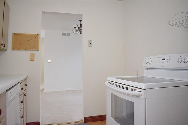 Foto del edificio - 100 Primrose Ave