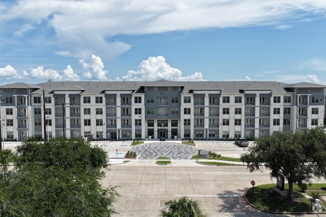 Building Photo - Waterline