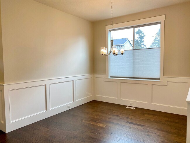 Building Photo - Gracious living in Garden Home