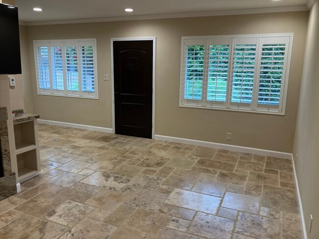 Unit B Livingroom - 1105 N Milpas St