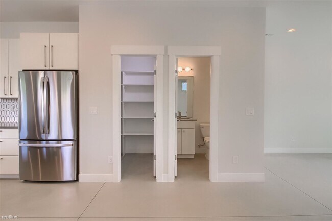 Building Photo - 3 br, 3.5 bath Townhome - 2170 North Willi...