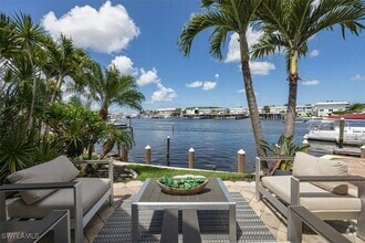 Building Photo - 800 River Point Dr