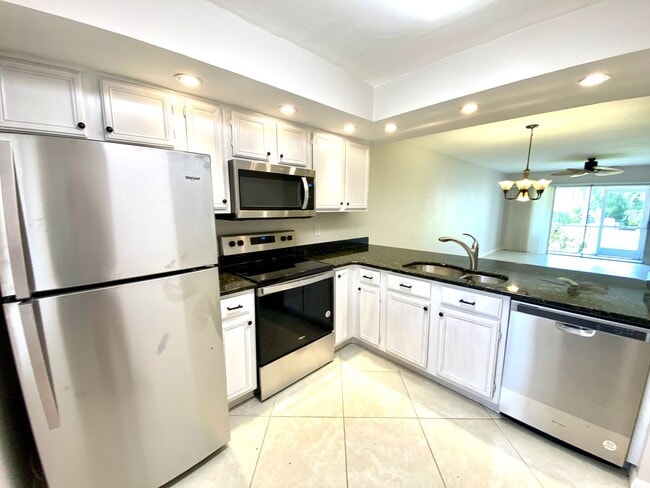 Building Photo - ** BRADSTROM VILLAGE ** 3 BED / 2 BATH CON...