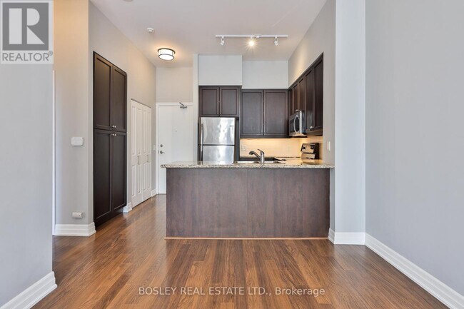 Photo du bâtiment - 500-500 St Clair Ave W