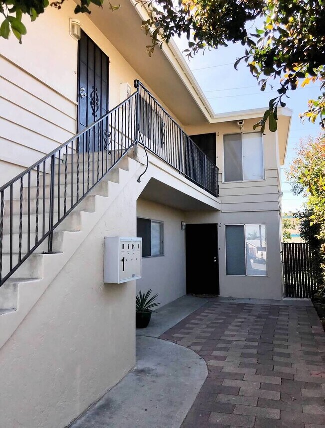 Se alquila unidad trasera, segundo piso - 4068 Oakcrest Dr