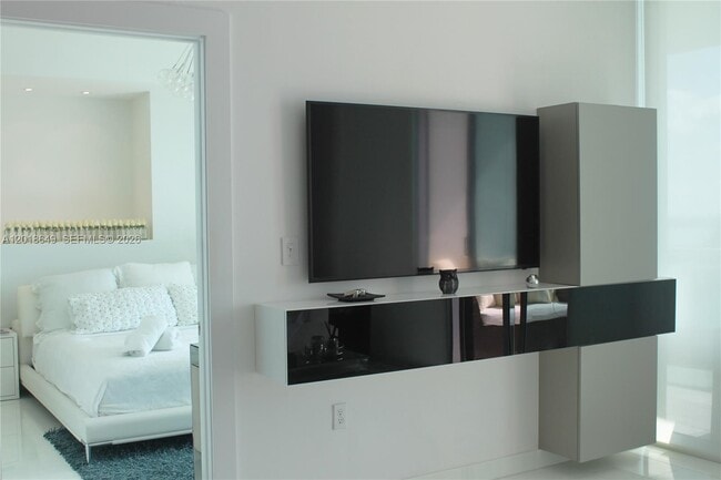 Building Photo - 900 Biscayne Blvd