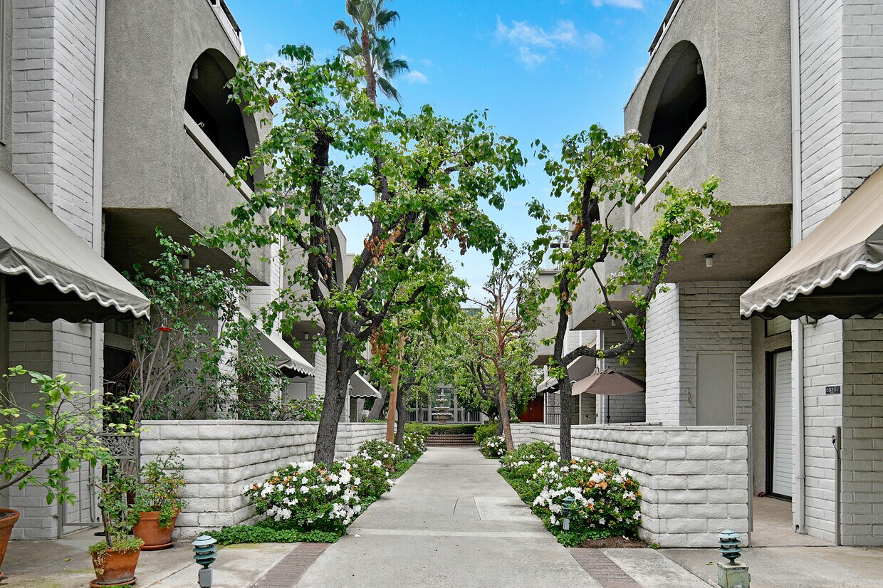 Primary Photo - 5335 White Oak Ave