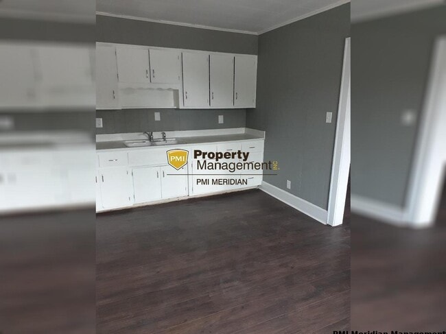 Building Photo - SUMMER RENTAL SPECIAL - FIRST MONTH 50%!!