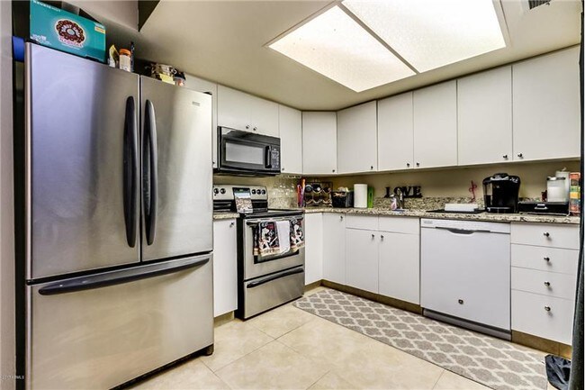 Building Photo - 932 E Diamond Dr