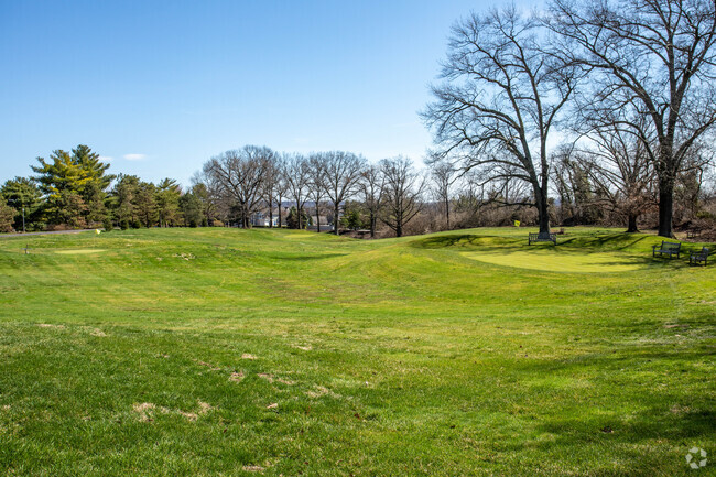 Campo de golf en el lugar - Evergreen Senior Community