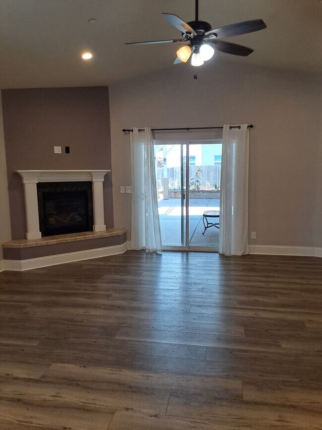 Foto del edificio - 4 bed / 2 bath with outdoor entertaining area