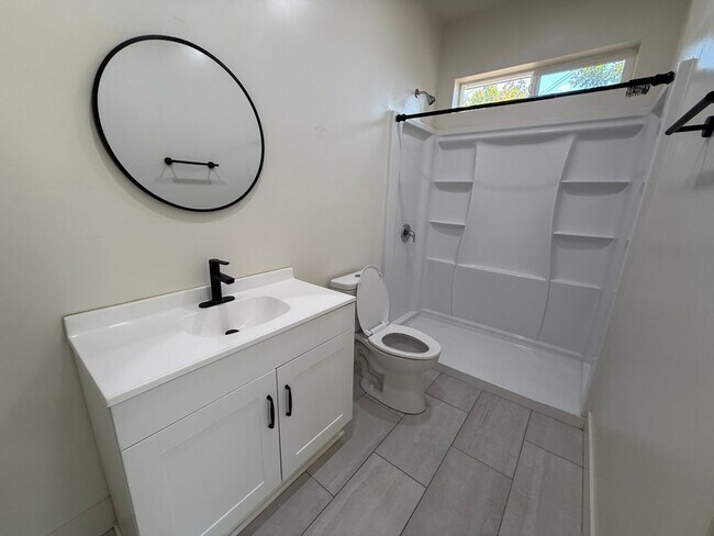 Foto del edificio - Beautiful Like-New 3 Bedroom 1 Bathroom AD...