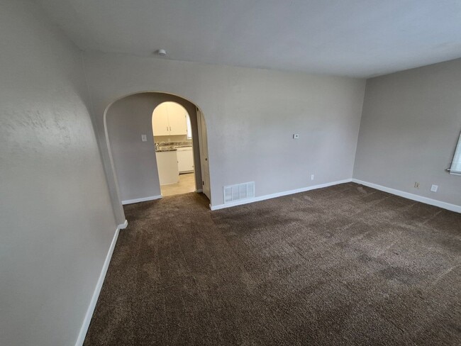 Building Photo - 2 bedroom home with 1+ car garage, pet friendly!