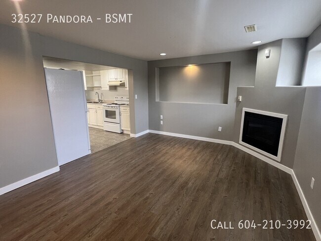 Building Photo - Spacious Suite-Great Price!