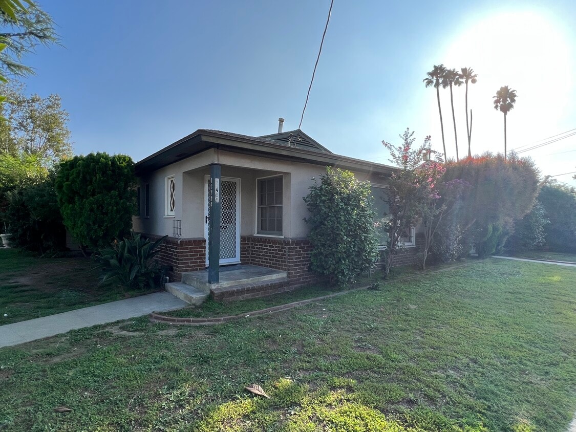 Primary Photo - 13900 Burbank Blvd