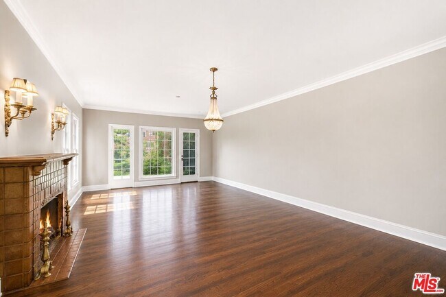 Foto del edificio - 401 N McCadden Pl