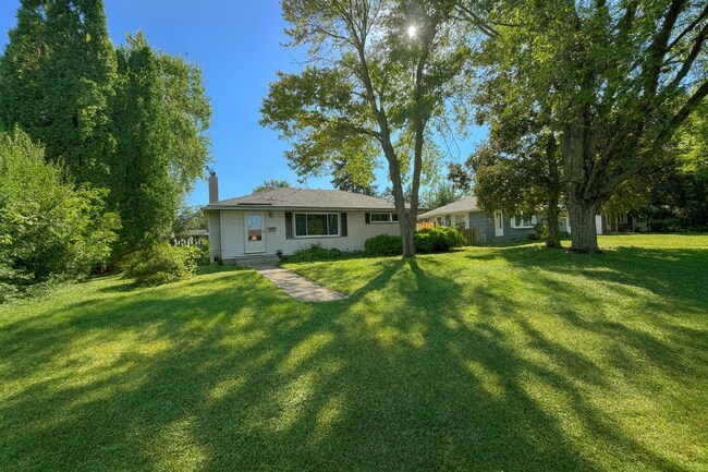 Foto del edificio - COME CHECK-OUT ALL THE UPDATES!  Great crystal home with huge fenced in backyard! Awesome home fo...
