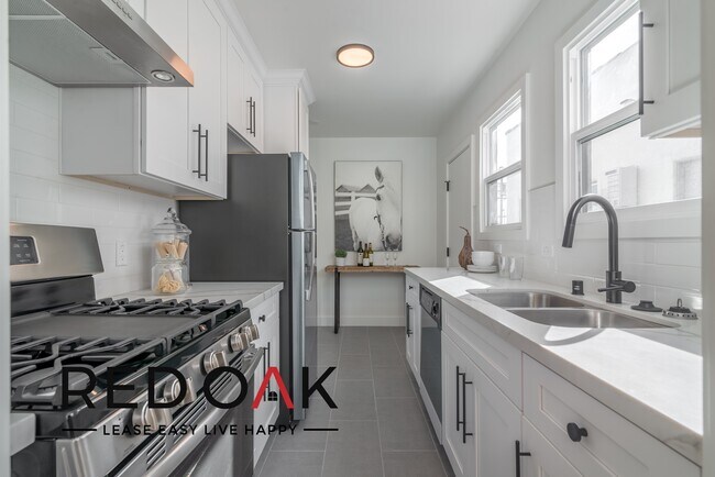 Foto del edificio - ~3 Weeks FREE~ Fabulous One Bedroom Walk-U...