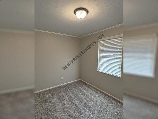 Building Photo - 418 Robinette St