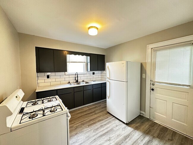 Foto del edificio - 732-734 DESHLER AVE.