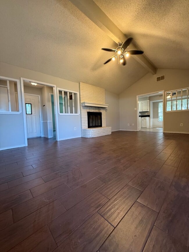 Building Photo - Beautiful 3/2/2 with large backyard and co...