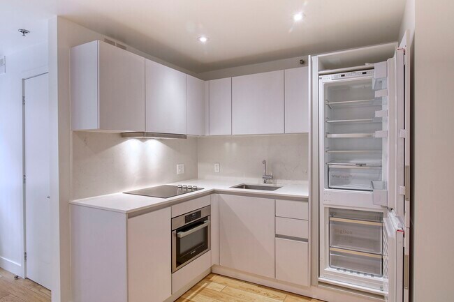 Building Photo - 25 Av des Pins O