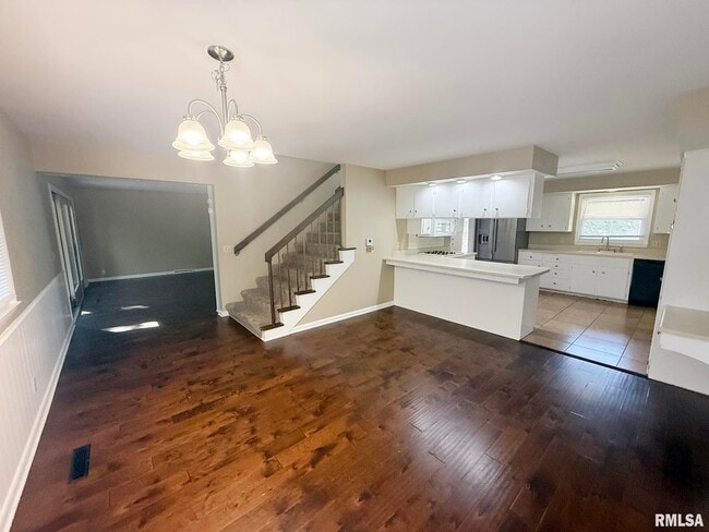 Building Photo - 6828 N Bobolink Rd